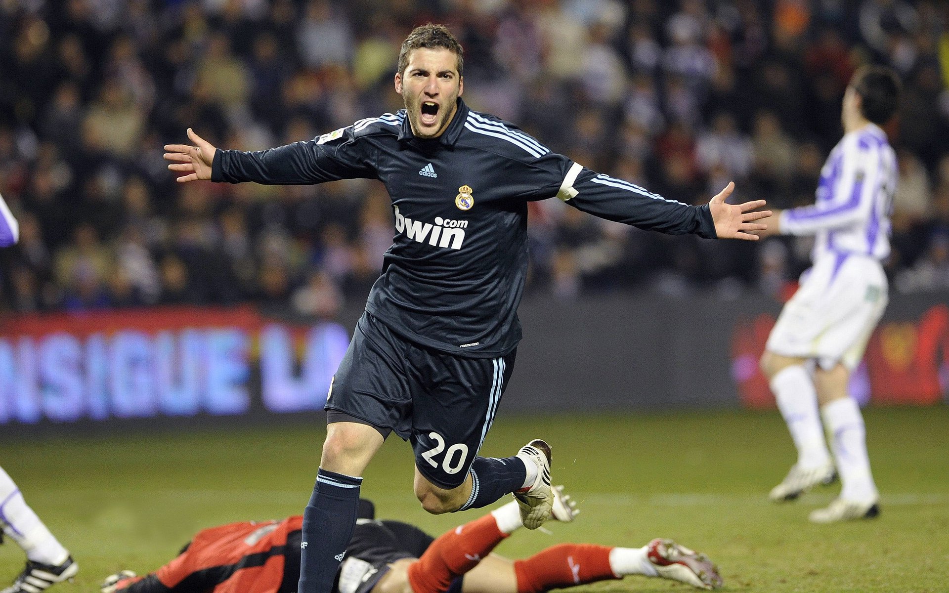 世界足坛最新转会动态汇总